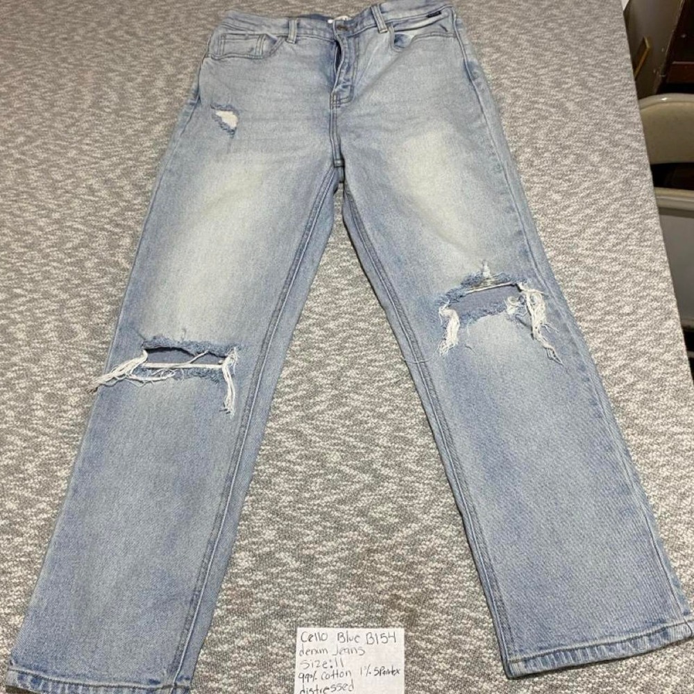 Cello blue jeans distressed size 11. SKU-B154